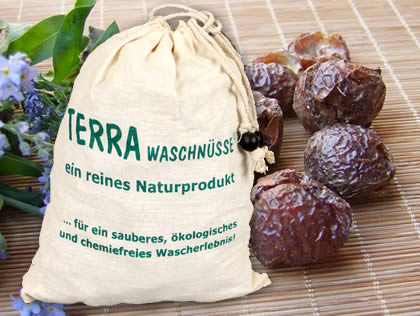 Jutesack mit Blumen und Nüsse zum Waschen