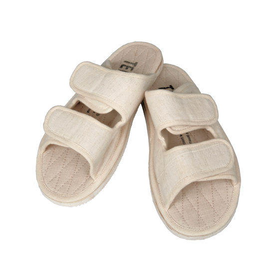 ein Paar Zimtslipper werden präsentiert