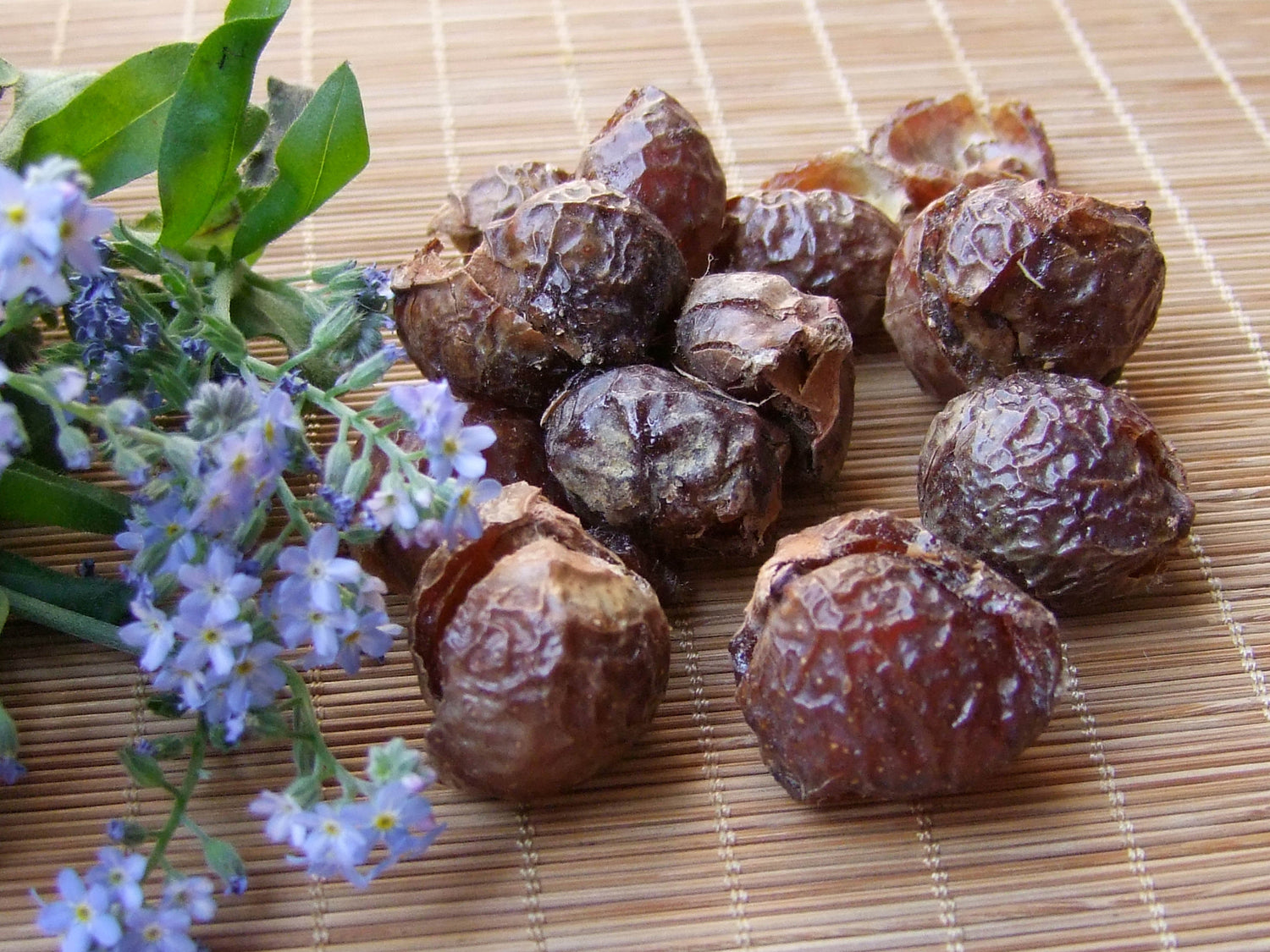 Waschnüsse mit Blumen liegen auf einem Tisch