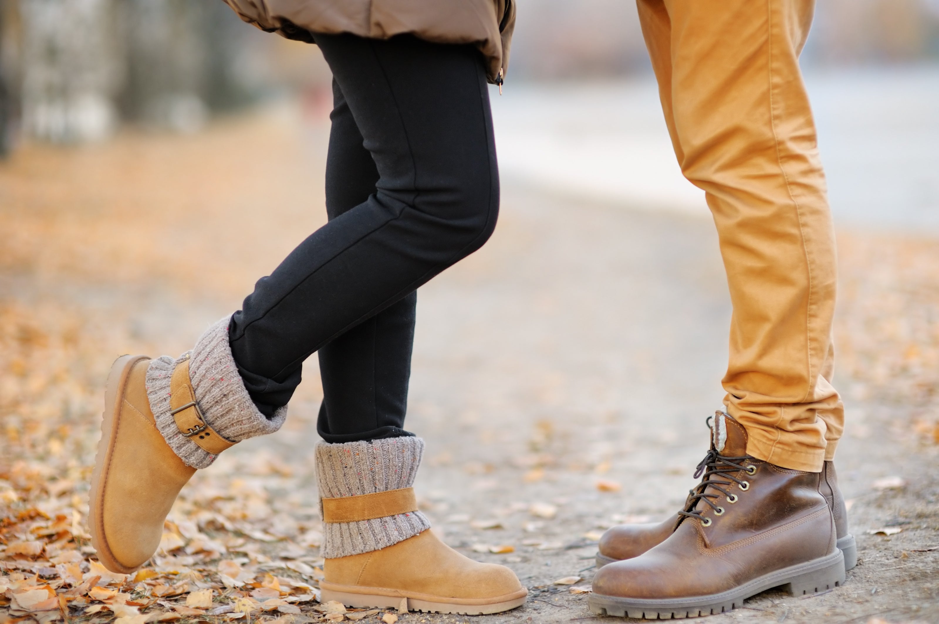 Er und Sie stehen mit herbstlichen Schuhen und in der Natur